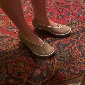 FLY LONDON CLOSE TOE TAN AND WHITE WEDGES Size 40